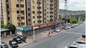 中国丹东“黄码”父女外出取药与警察冲突，“过度”防疫再受关注