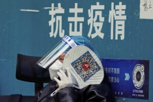 中国’2025全民电子健康码’:常态封控镣铐的防疫新世界