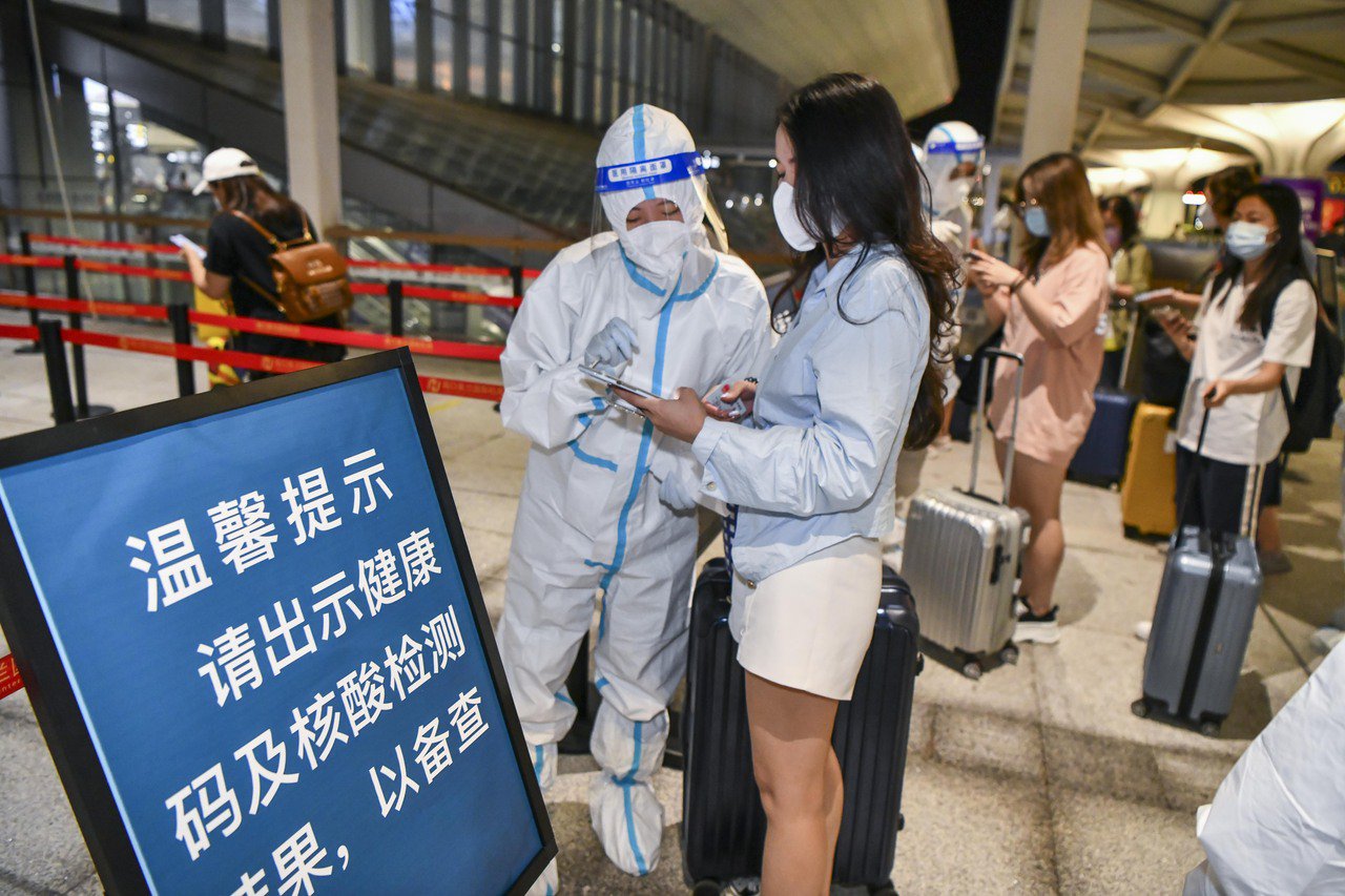 在海南省搭機的旅客向大白出示健康碼。 圖／香港中通社
